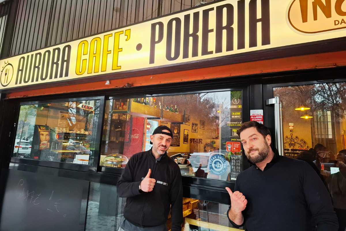 Staff di Aurora Cafè Pokeria aderente al progetto I speak English di International House Milano per accogliere clienti in inglese