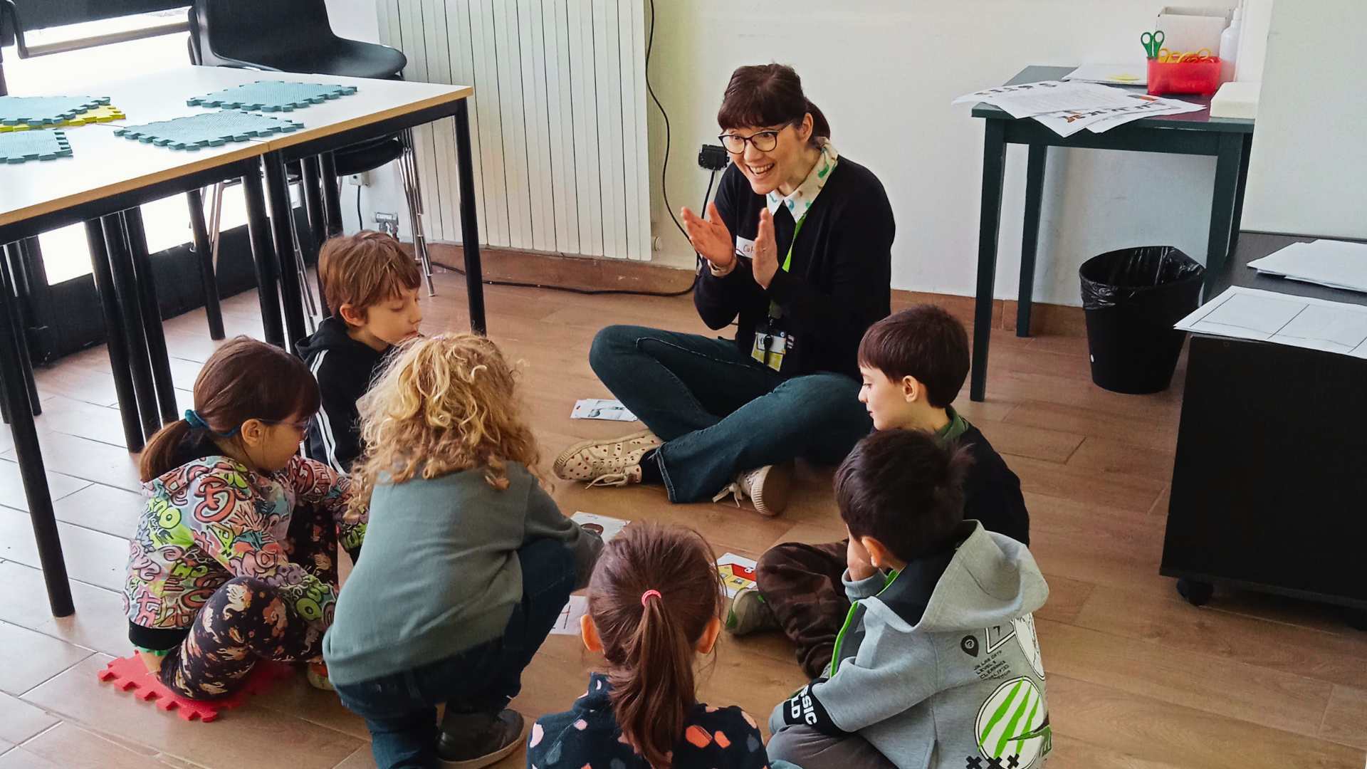 Insegnante di inglese con bambini durante un'attività dell'Open Week di International House Milano